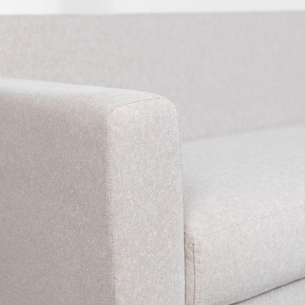 sofa-noah-em-tecido-marfim-240-cm-detalhe-braco
