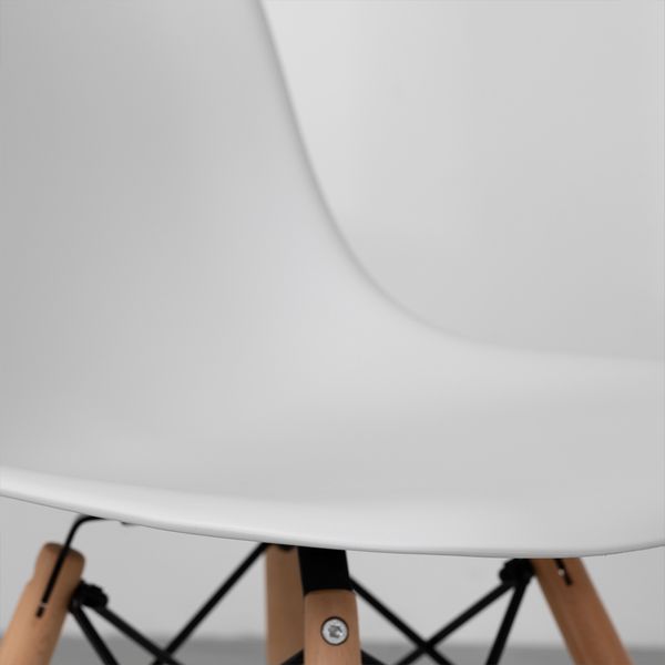 Cadeiras-Eiffel-Brancas-e-Pes-Madeira-detalhe-assento