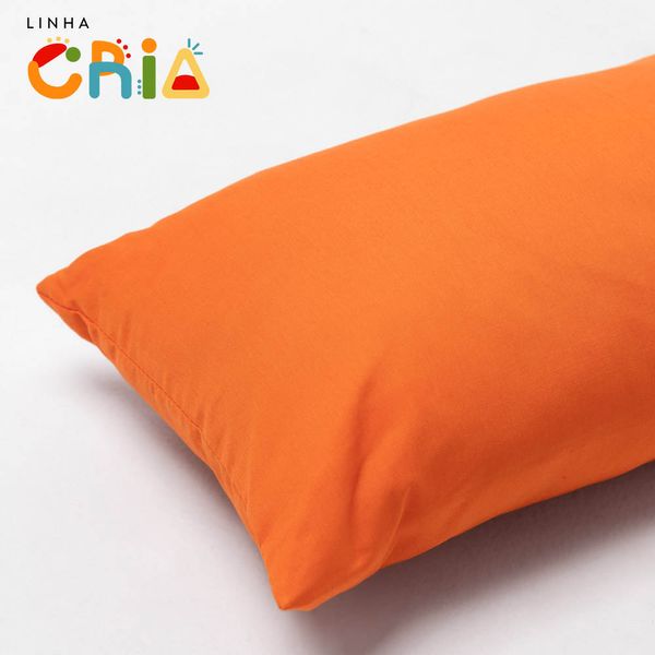 almofada-pequena-retangular-laranja-com-logo