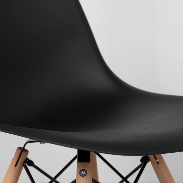 cadeira-eames-eiffel-em-polipropileno-pes-de-madeira-preto-detalhe-assento