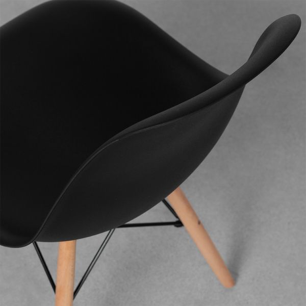 cadeira-eames-eiffel-em-polipropileno-pes-de-madeira-preto-detalhe-assento-traseira