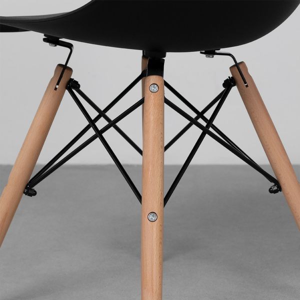 cadeira-eames-eiffel-em-polipropileno-pes-de-madeira-preto-detalhe-pe