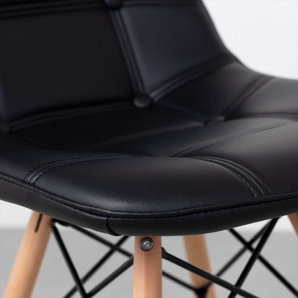 cadeira-eiffel-botone-preta-detalhe-lateral-do-assento