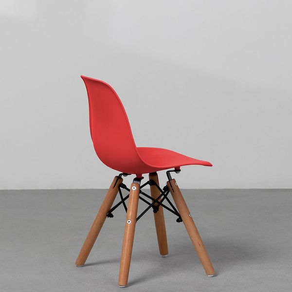 cadeira-eiffel-infantil-base-madeira-vermelha-diagonal-traseira