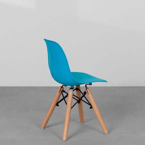 cadeira-eiffel-infantil-base-madeira-azul-diagonal-traseira