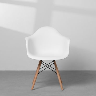 cadeira-eiffel-com-braco-e-base-madeira-branco-frontal