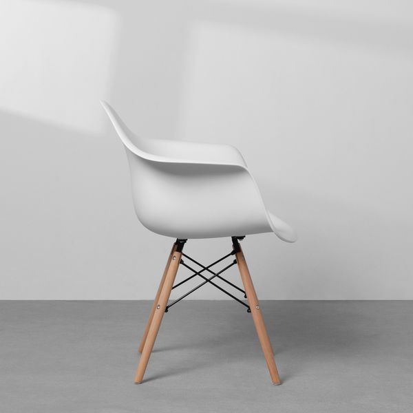 cadeira-eiffel-com-braco-e-base-madeira-branco-lateral