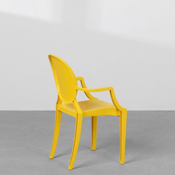 cadeira-infantil-invisible-com-braco-amarela-diagonal-traseira