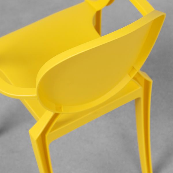 cadeira-infantil-invisible-com-braco-amarela-superior