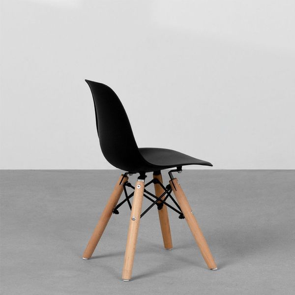 cadeira-eiffel-infantil-base-madeira-preta-diagonal-traseira
