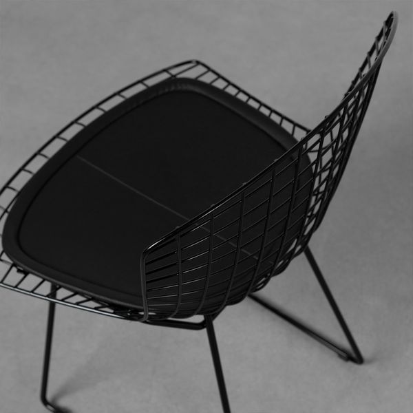 cadeira-bertoia-preta-com-assento-detalhe-assento-estofado