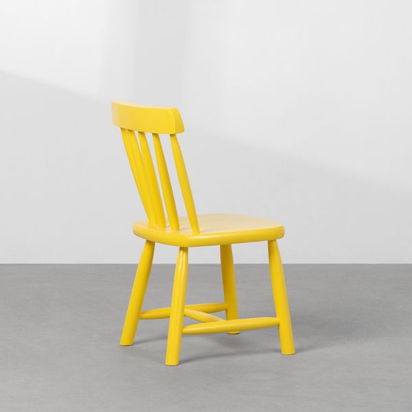 cadeira-mia-infantil-base-madeira-amarelo-diagonal-traseira