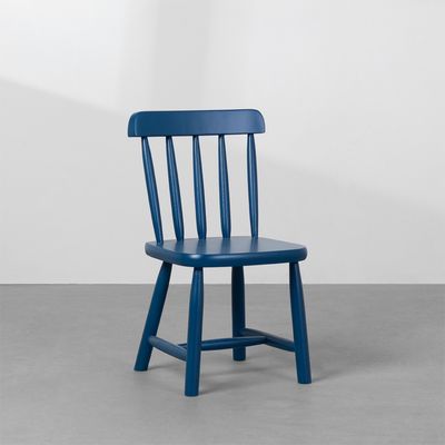 cadeira-mia-infantil-base-madeira-azul-diagonal