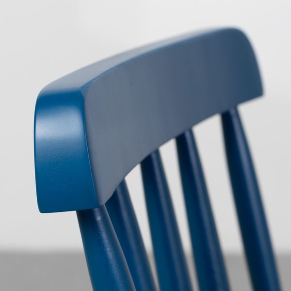 cadeira-mia-infantil-base-madeira-azul-detalhe-encosto
