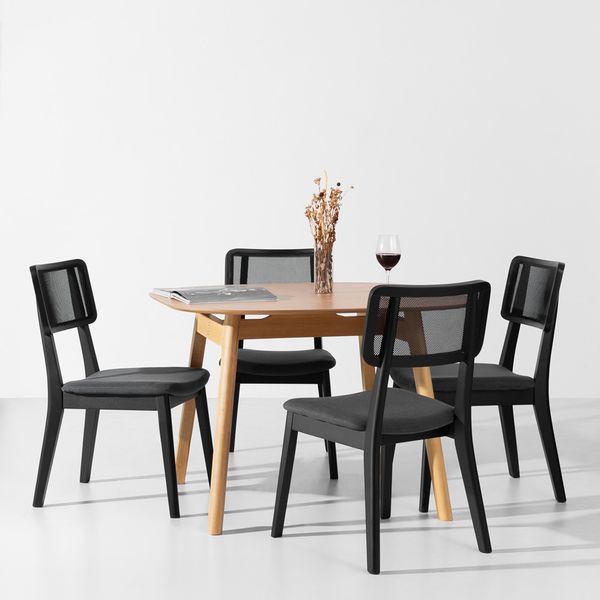 conjunto-mesa-nola-cinamomo-110x110-com-4-cadeiras-lala-tela-grafite-ambiente