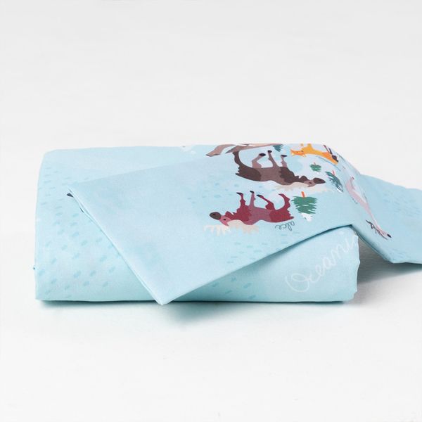 lencol-de-mini-cama-com-elastico-e-fronha-animais-pelo-mundo-azul-detalhe
