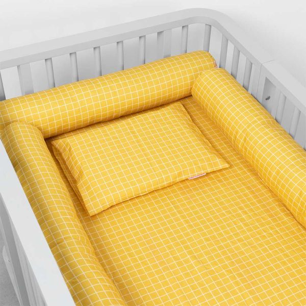 lencol-de-mini-cama-com-elastico-e-fronha-xadrez-amarelo-e-branco-ambiente