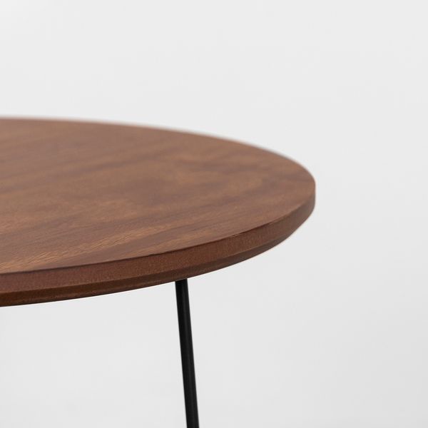 mesa-lateral-fill-redonda-45-preto-com-nozes-tampo