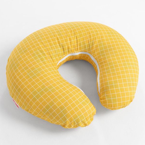 almofada-para-amamentacao-com-capa-xadrez-amarelo-e-branco-diagonal