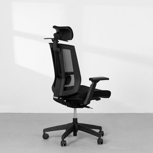 cadeira-de-escritorio-master-giratoria-preta-diagonal-traseira