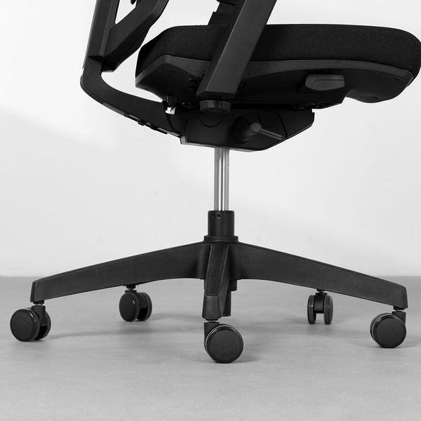 cadeira-de-escritorio-master-giratoria-preta-base