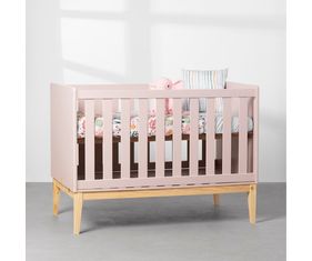 berco-mini-cama-retro-square-com-pes-em-madeira-natural-rosa