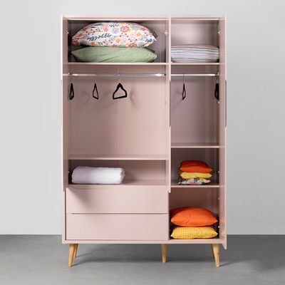 guarda-roupa-retro-theo-3-portas-com-pes-madeira-natural-rosa-aberto