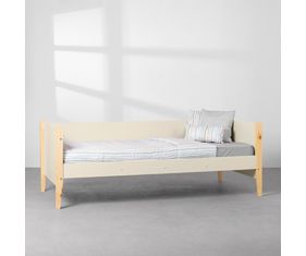 cama-sofa-noah-com-pes-em-madeira-natural-areia-diagonal