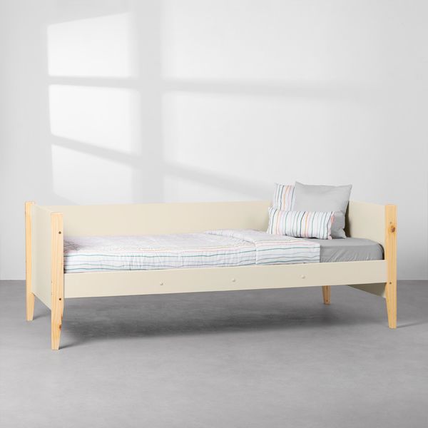 cama-sofa-noah-com-pes-em-madeira-natural-areia-diagonal