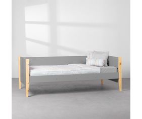 cama-sofa-noah-com-pes-em-madeira-natural–cinza-fosco-diagonal