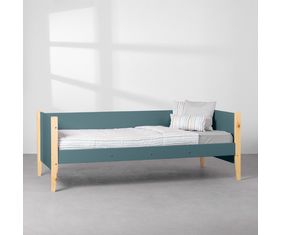 cama-sofa-noah-com-pes-em-madeira-natural-azul-fosco-diagonal