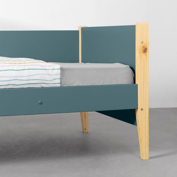 cama-sofa-noah-com-pes-em-madeira-natural-azul-fosco-cabeceira