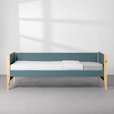 cama-sofa-noah-com-pes-em-madeira-natural-azul-fosco-frontal