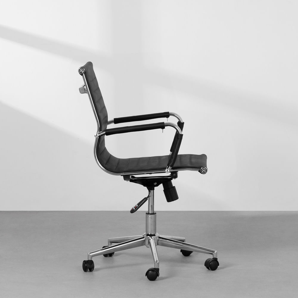 cadeira-de-escritorio-madrid-cromada-giratoria-preta-or-3301-baixa-lateral.jpg