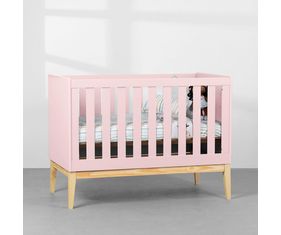 berco-mini-cama-noah-square-rosa-pes-madeira-natural-diagonal