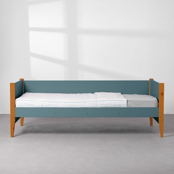 cama-sofa-noah-com-pes-em-madeira-azul-fosco1