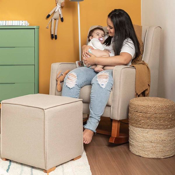 2023_poltrona_com_puff_nina