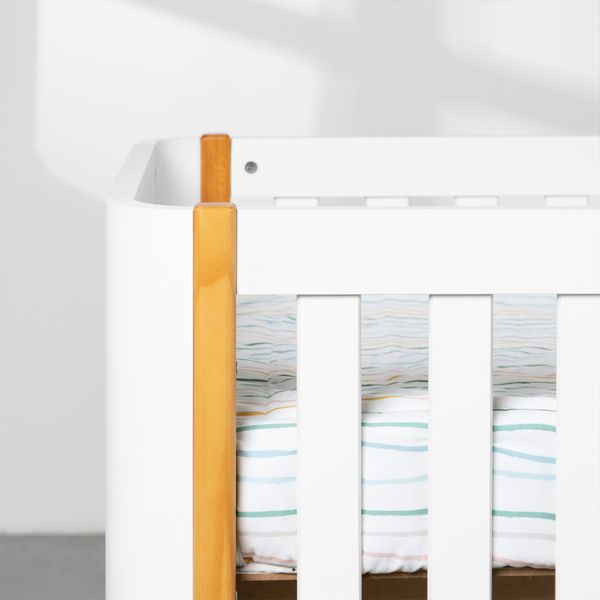 berco-mini-cama-curvo-oca-branco-e-amendoa-detalhe-berço