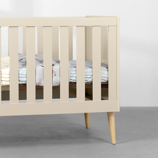 berco-mini-cama-noah-com-pes-em-madeira-natural-areia-detalhe-berço