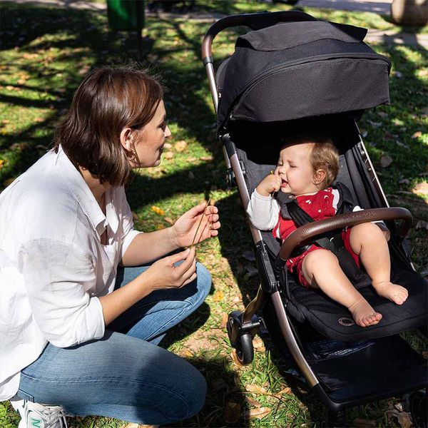 carrinho-travel-system-eva-trio-maxi-cosi-essential-com-base-ambientada