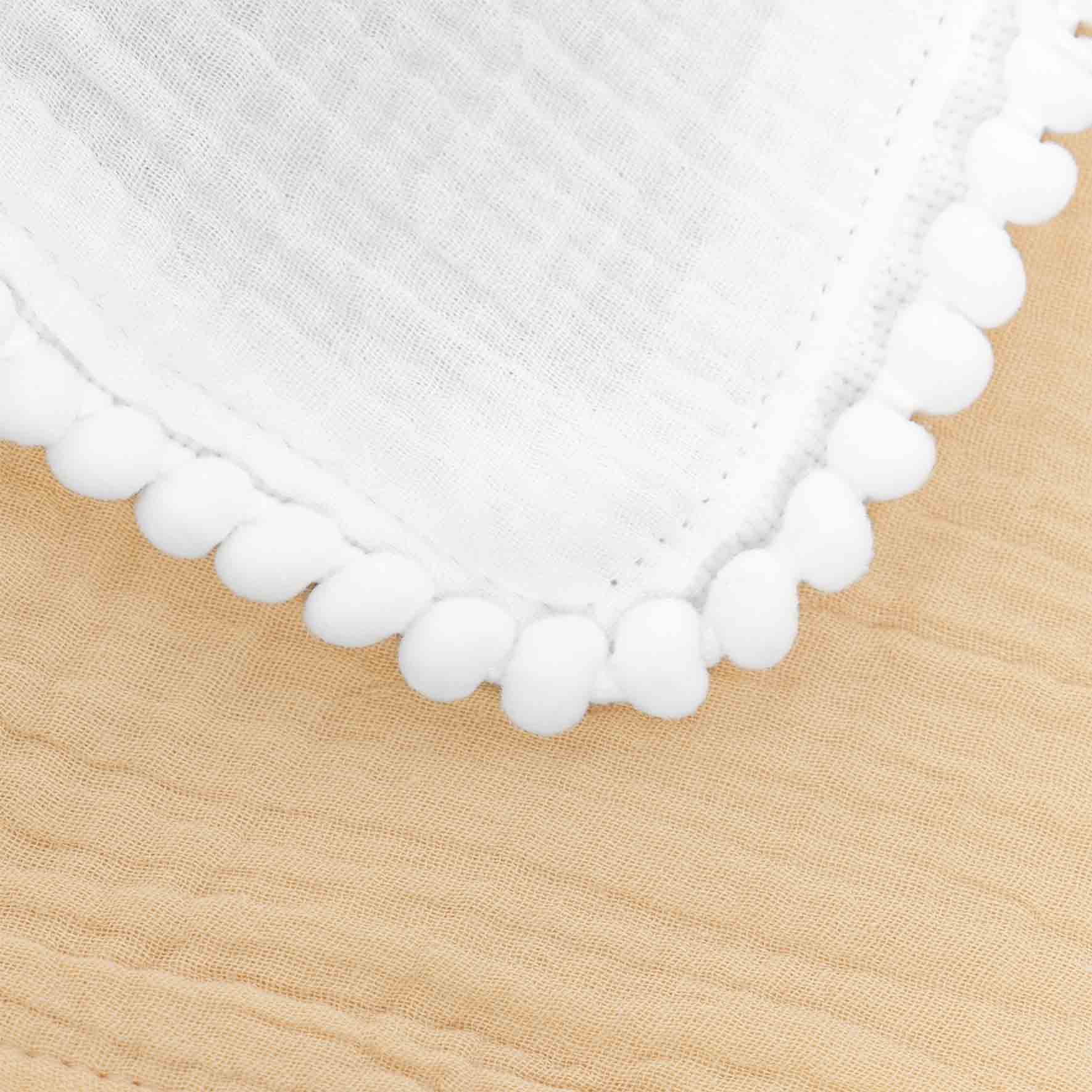 manta-infantil-gaze-poms-bege-detalhe-manta