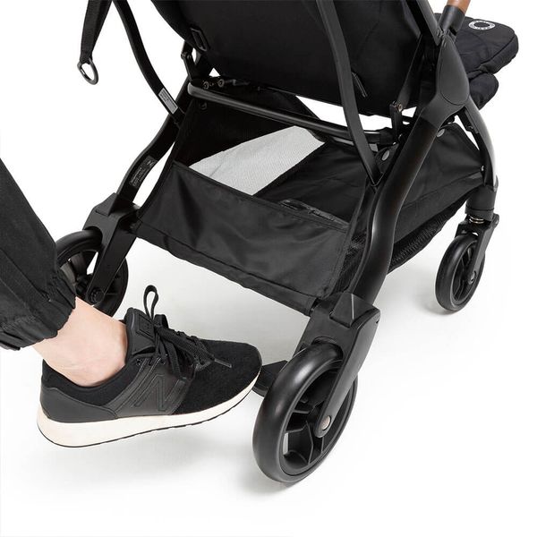 carrinho-de-bebe-eva-essential-black-trava-rodas