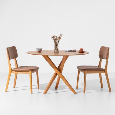 conjunto-mesa-de-jantar-thai-redonda-carvalho-americano---1,20m-+-2-cadeiras-lala-estofada-pu-cognac-ambiente