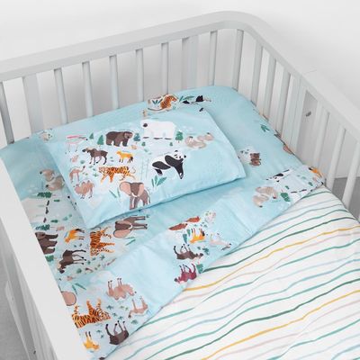 edredom-mini-cama-dupla-face-animais-pelo-mundo-azul-com-listras-aquarela-ambiente