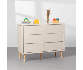 comoda-seis-gavetas-retro-theo-areia-pes-em-madeira-natural-diagonal-ambientada