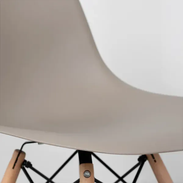 Cadeira--eames-eiffel-com-pes-em-madeira--fendi-detalhe-assento-base.jpg