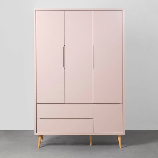 guarda-roupa-retro-theo-3-portas-com-pes-madeira-natural-rosa-frente