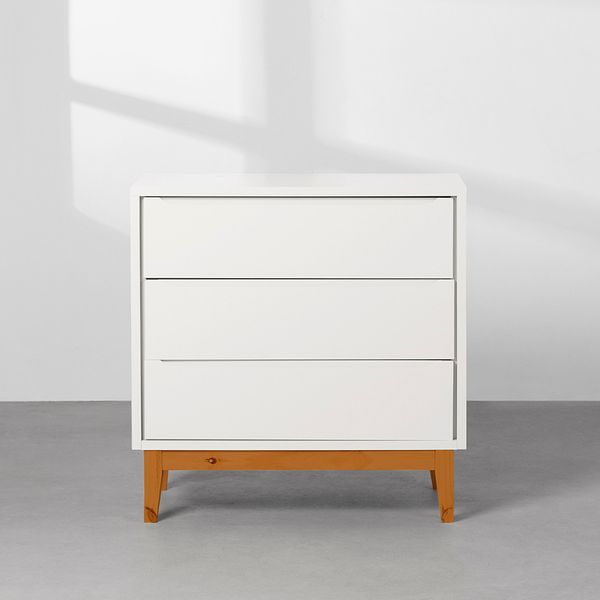 kit-quarto-theo-com-pes-retro-mel---berco---comoda-3-gavetas---poltrona-e-puff-capri---branco-fosco