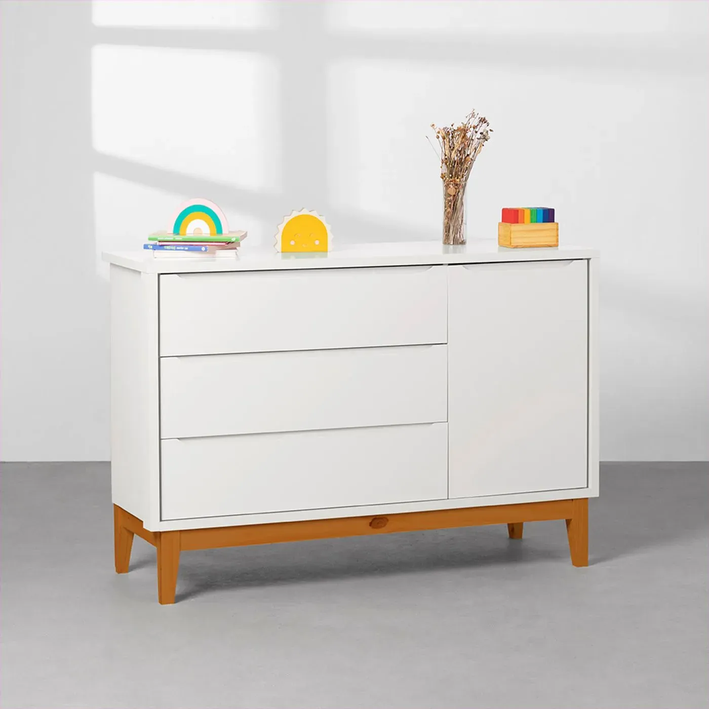 comoda-retro-theo-com-porta-e-pes-em-madeira-branco-fosco-ambientada