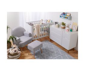 kit-quarto-infantil-curvo-branco-com-berco-e-comoda-e-poltrona-capri-linho-cinza-ambientada